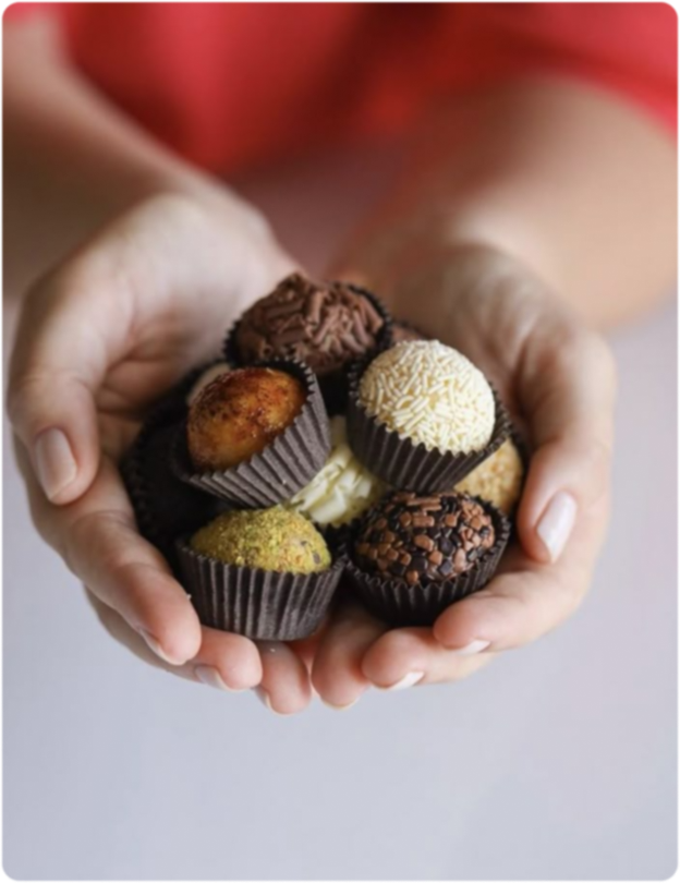 duas mãos juntas oferecendo trufas