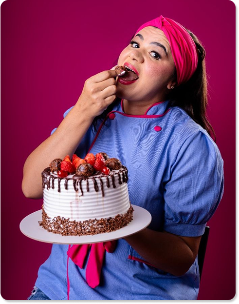 foto da mariana segurando um bolo e comendo uma trufa